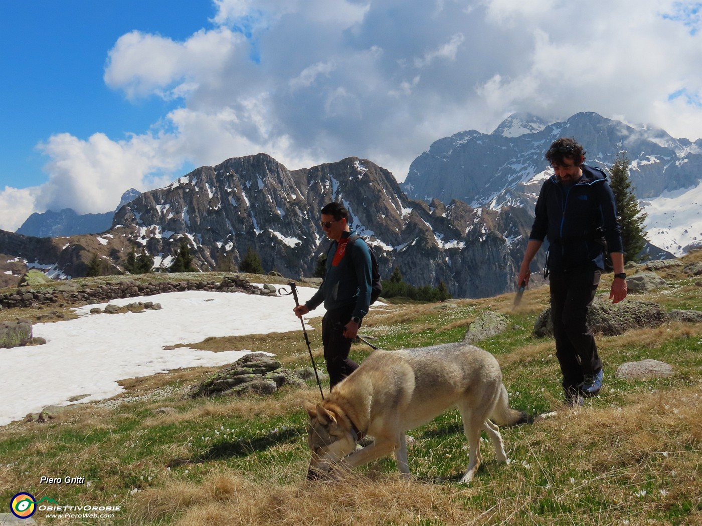 70 Baita Monte Campo (1878 m) con bivacco sempre aperto per  emergenze .JPG